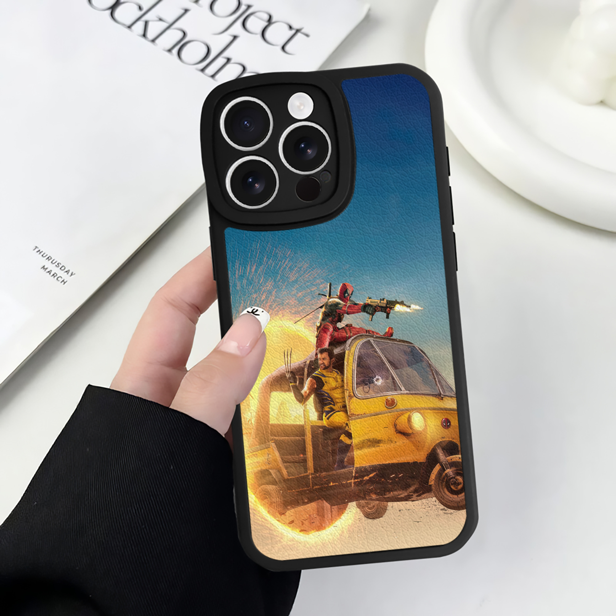 （画像用） Deadpool デッドプール 【iPhone 16シリーズ対応】シリコンスマホケース（レザー調） 材質：シリコン